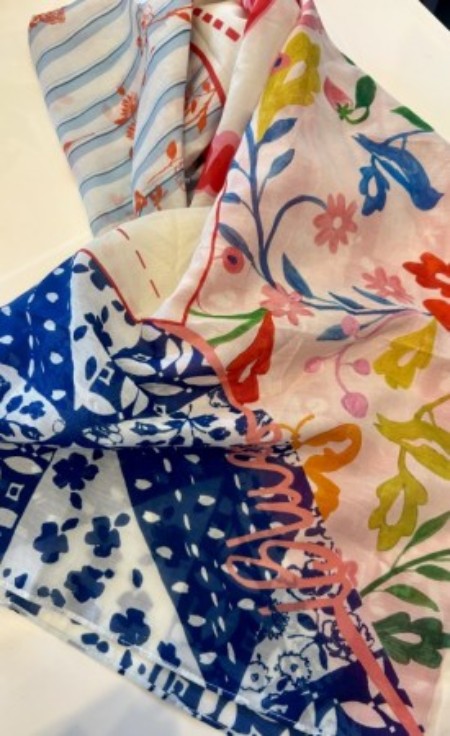 春から初夏の季節にぴったり楽しい柄のスカーフ♪(IBLUES)