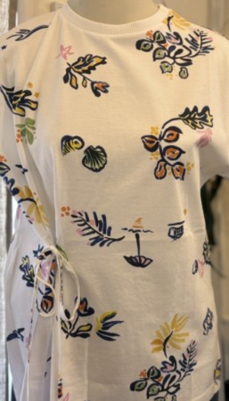 ひと味違う上品なデザインがポイントのカットソー♪(MARELLA)