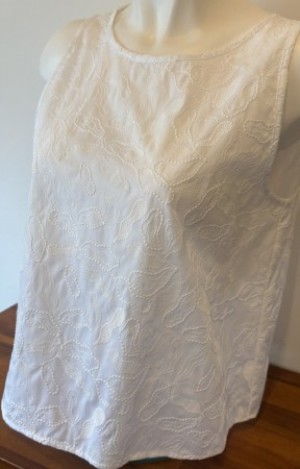 上品な刺繍のノースリーブブラウス♪(IBLUES)