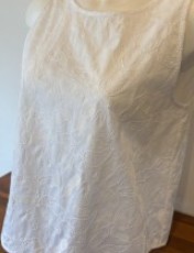 上品な刺繍のノースリーブブラウス♪(IBLUES)