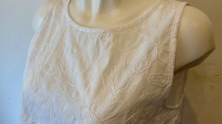 上品な刺繍のノースリーブブラウス♪(IBLUES)
