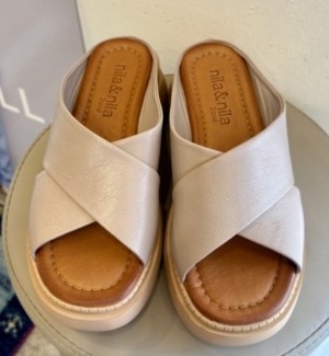 夏の装いに合うしっかりと履きやすいサンダル♪(イタリア製)