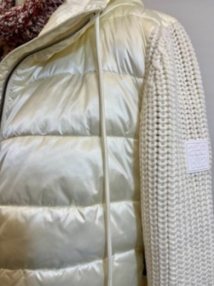 冬に映える白のジャケット♪(MARCCAIN)