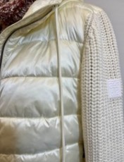 冬に映える白のジャケット♪(MARCCAIN)