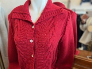 目の覚めるようなレッド色の高級感溢れるカーディガン♪(TreBarraBi)