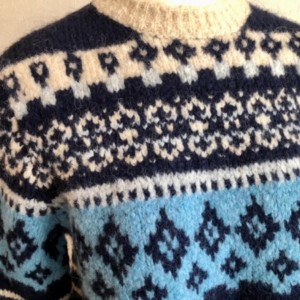 冬の季節を楽しませてくれる可愛いデザインと色合いのセーター♪(IBLUES)