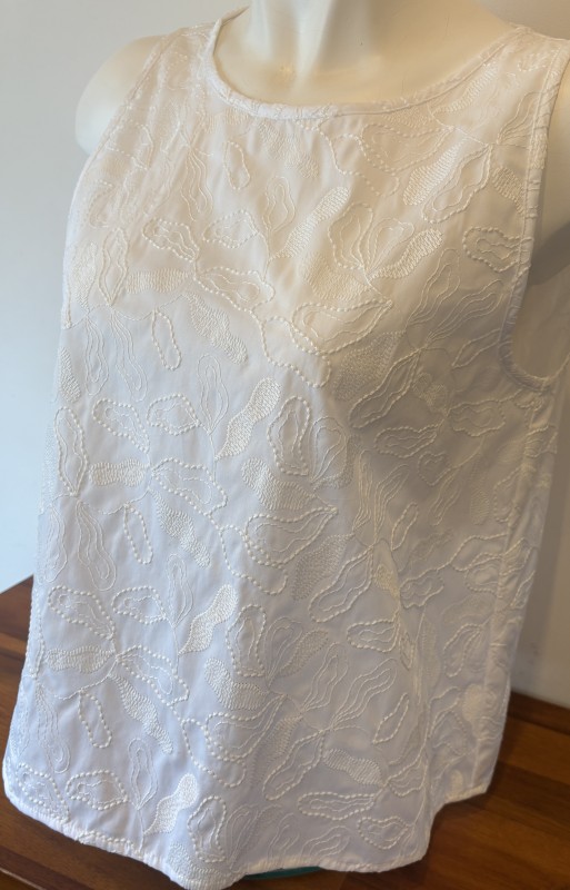 上品な刺繍のノースリーブブラウス♪(IBLUES)